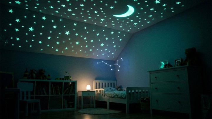 Plafond de chambre d'enfant peint en peinture phosphorescente, étoiles et lune luminescentes dans l'obscurité