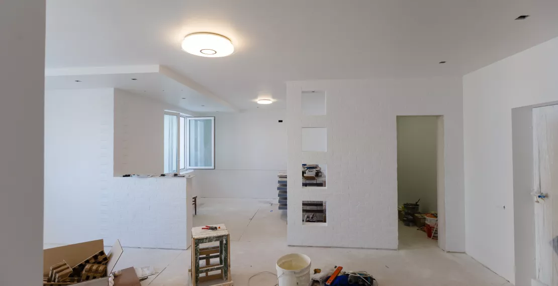 Pose de faux-plafonds, création de supports pour cuisines, installation de voûtes et fabrication de mobilier de