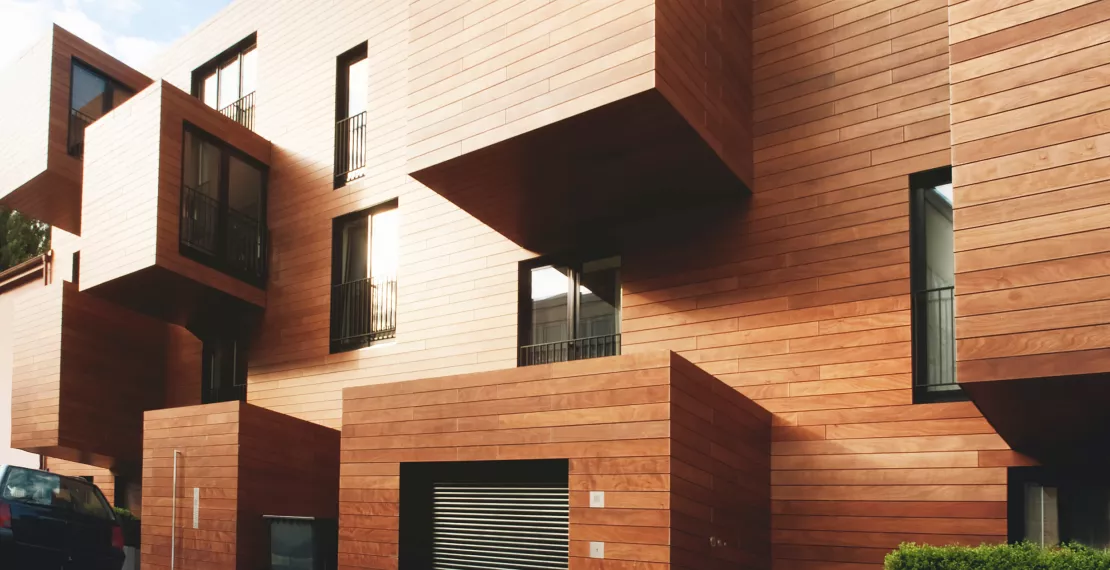 Façade en bois traitée et protégée par une lasure appliquée par G. Pucci SA