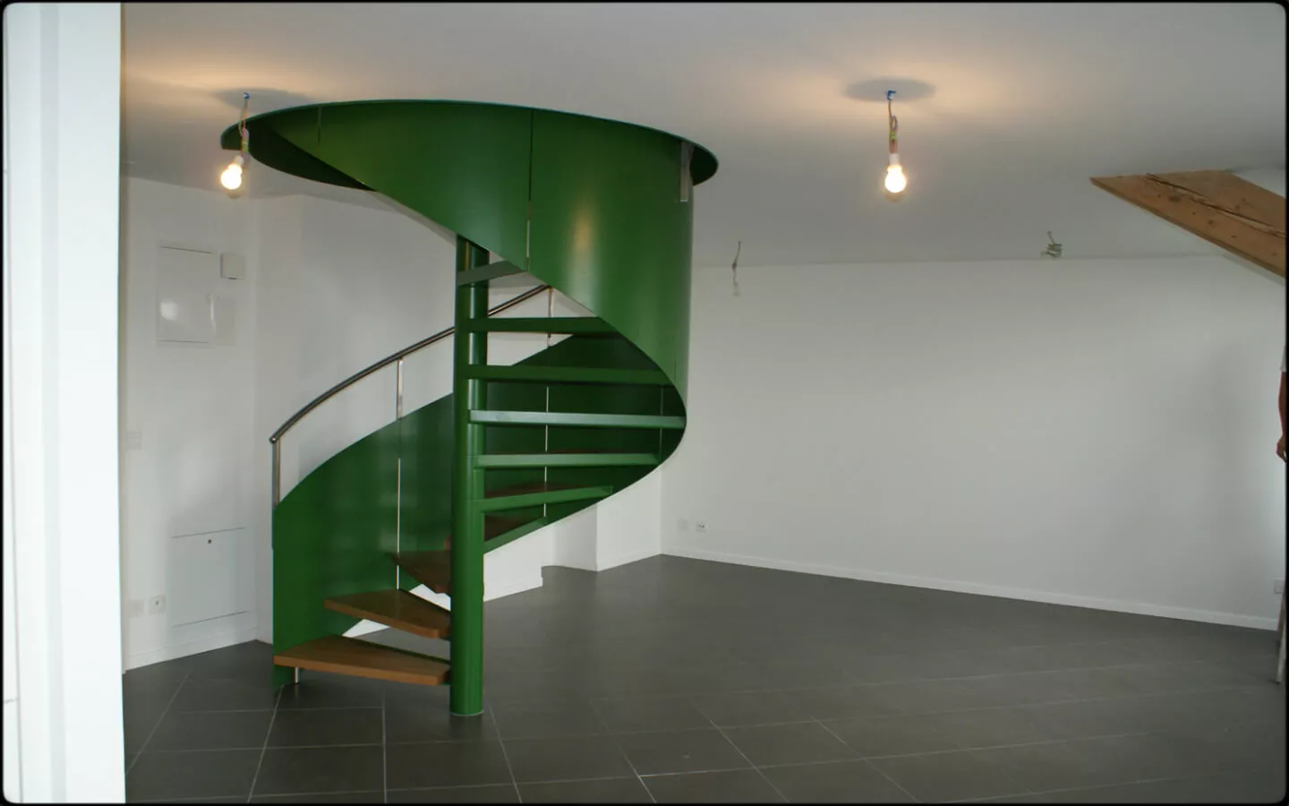 Escalier hélicoïdal vert dans un appartement rénové de l'avenue de Béthusy