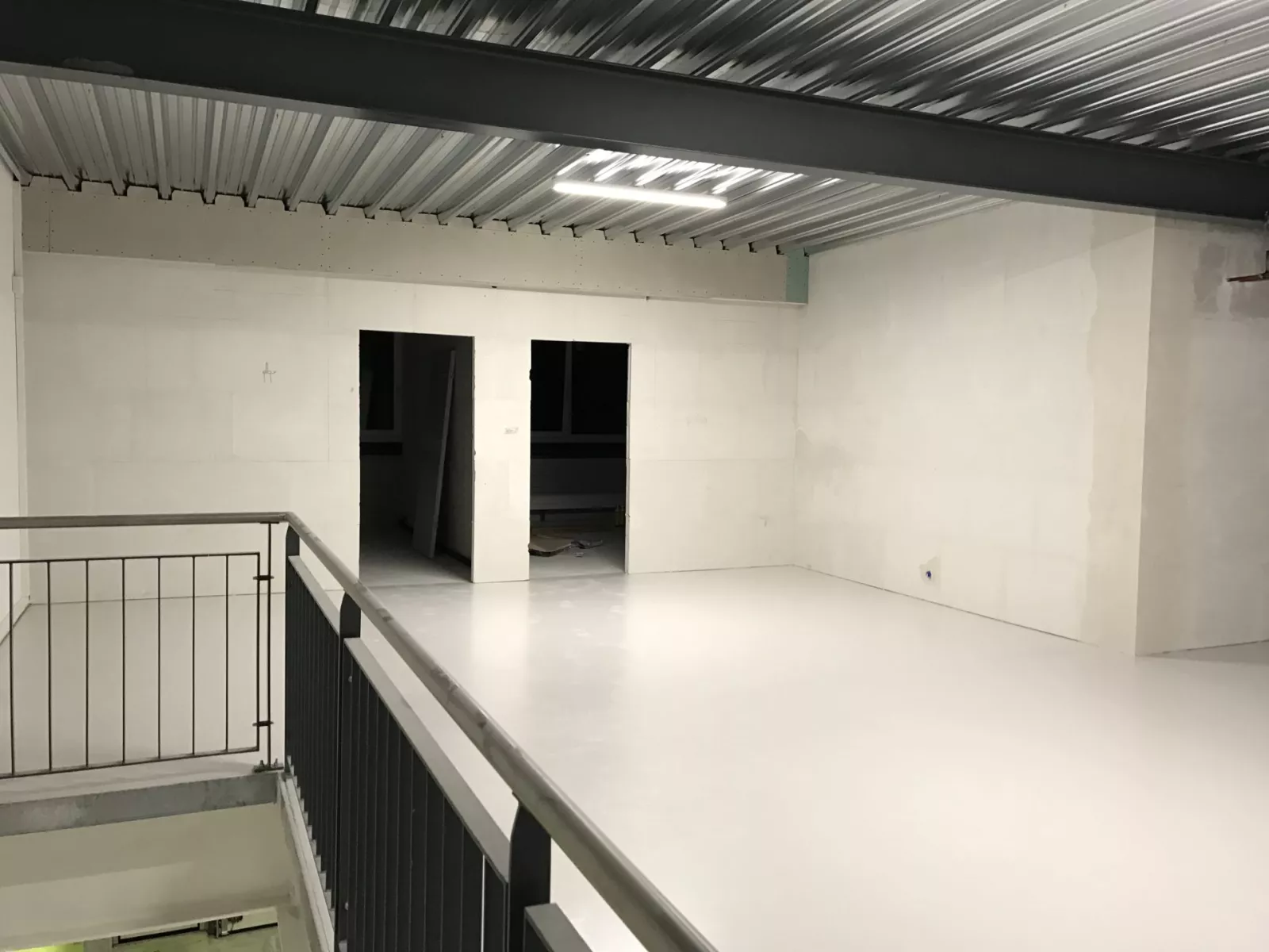 Mezzanine de l'atelier G. Pucci SA en fin de chantier, murs blancs et sol clair