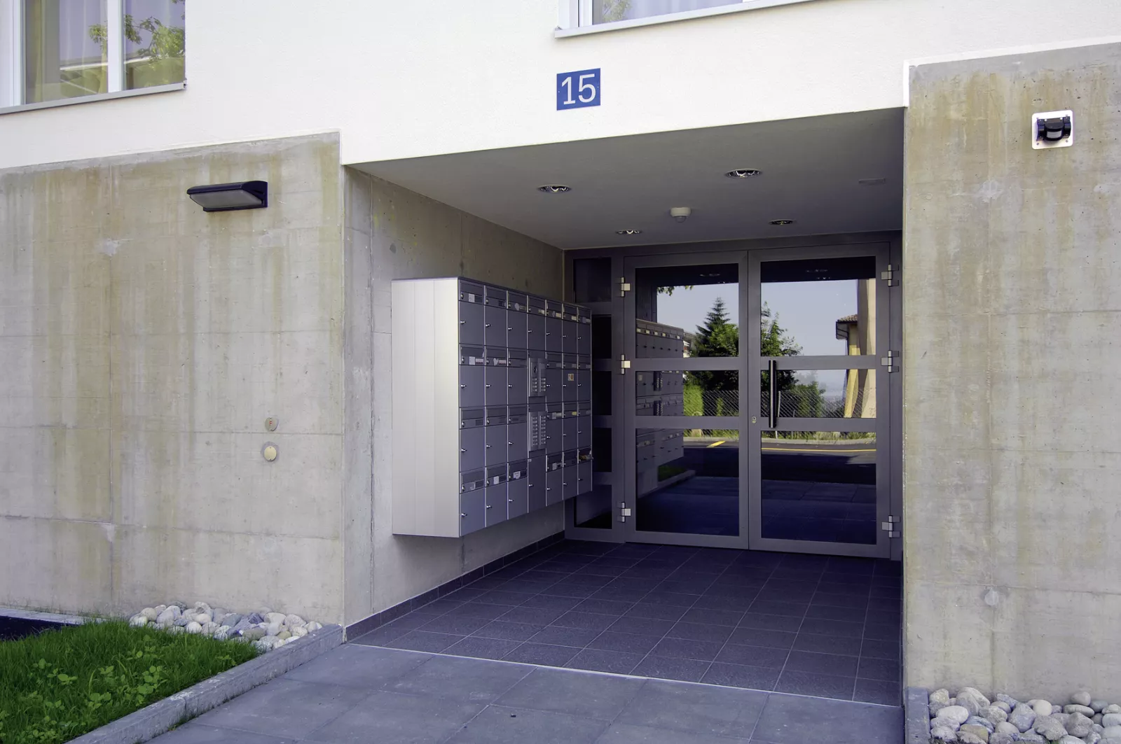 Entrée en béton des Balcons de Vallombreuse avec ses boîtes aux lettres