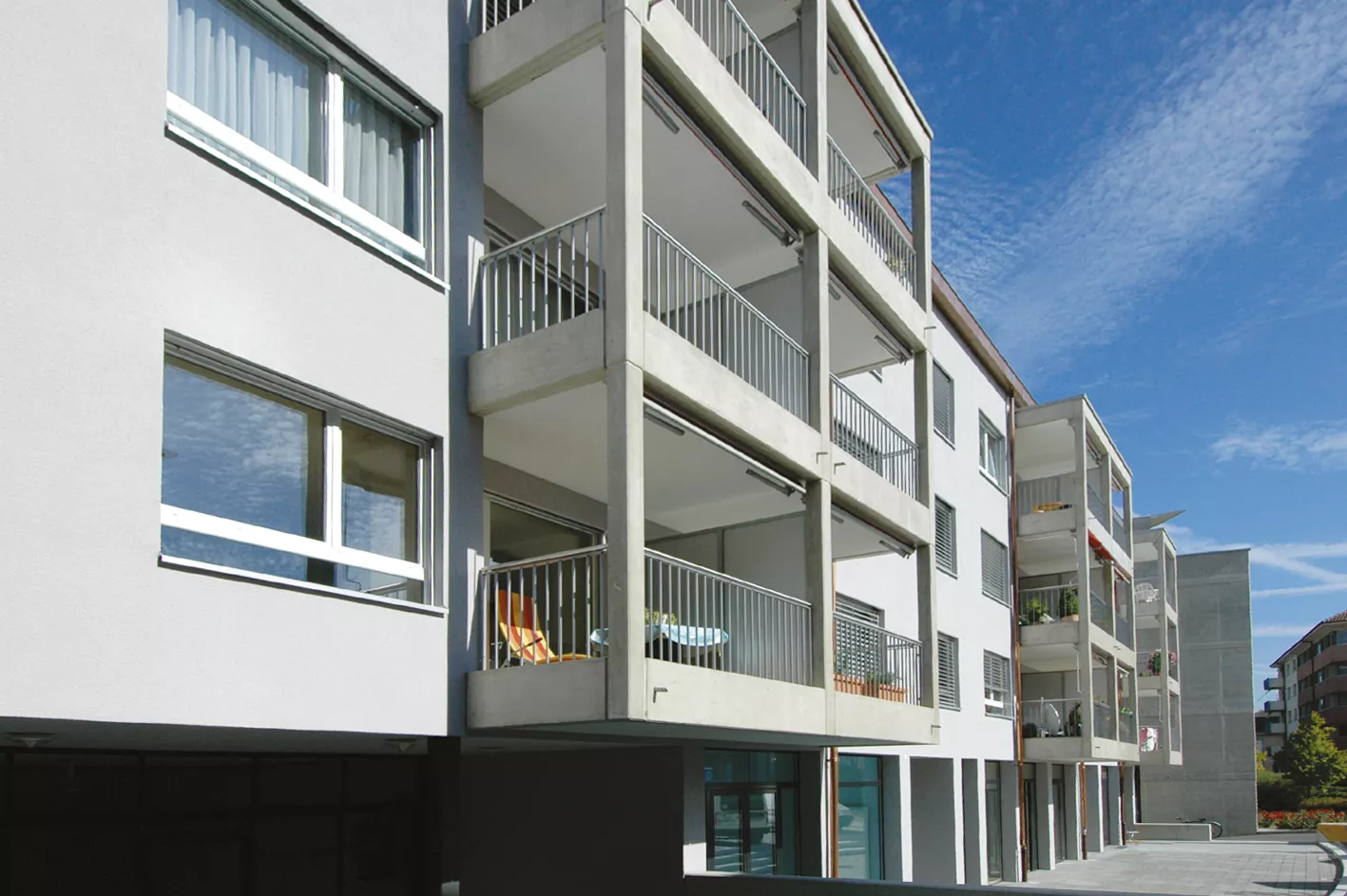 Façade en béton et balcons de la résidence Sablons A