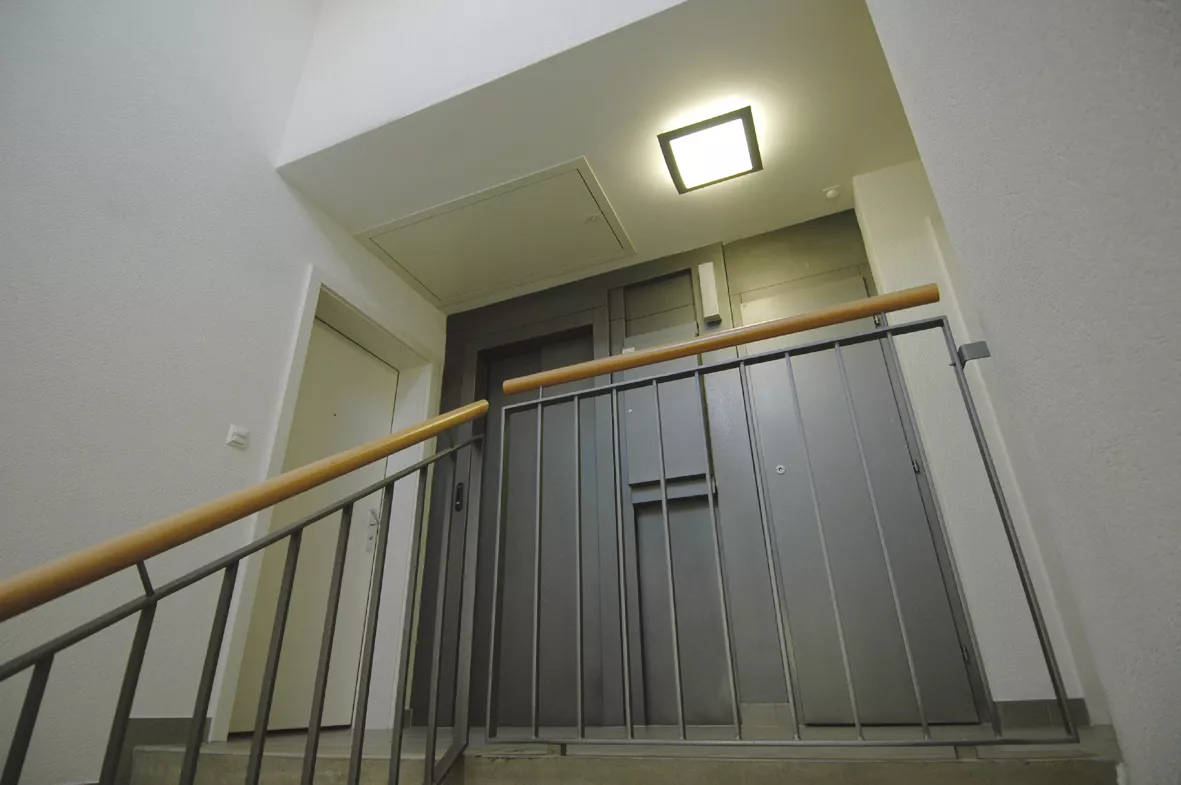 Cage d'escalier de la résidence Sablons A avec sa main courante en bois