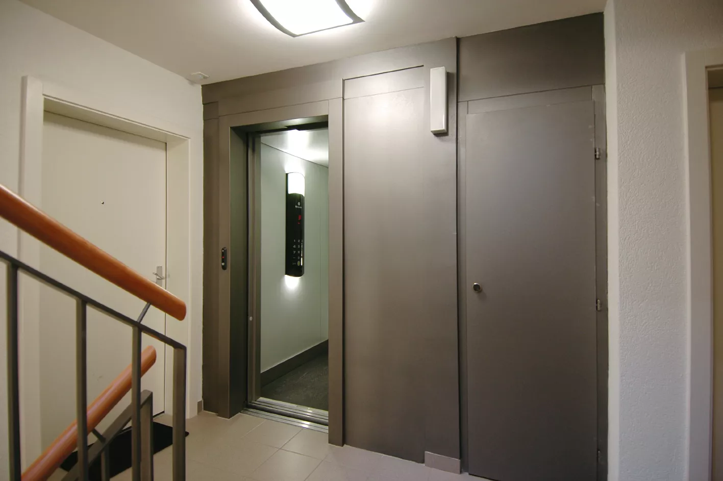 Palier des Sablons A desservant l'ascenseur et les portes palières