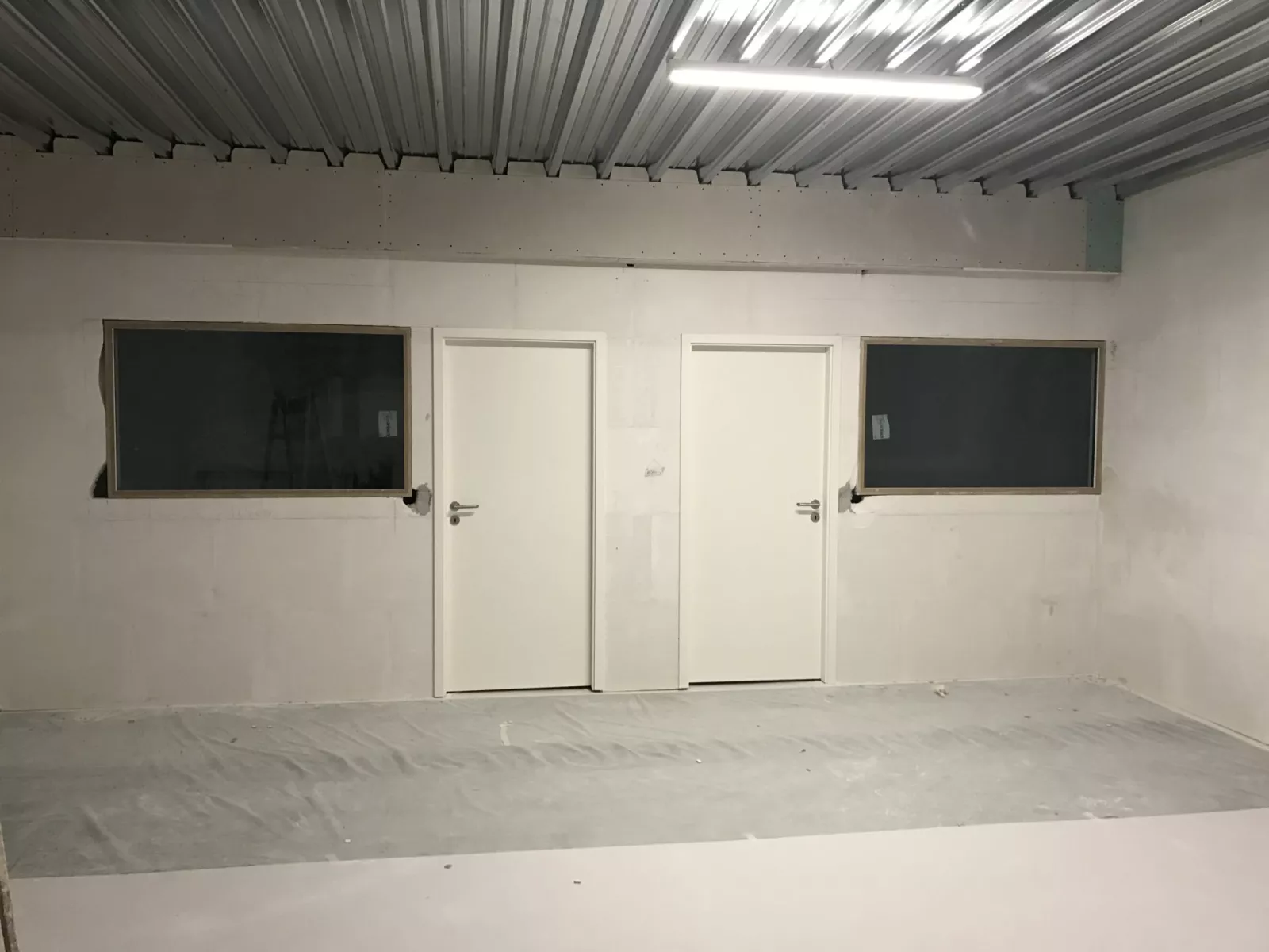 Bureaux de l'atelier G. Pucci SA avec portes blanches et cloisons vitrées
