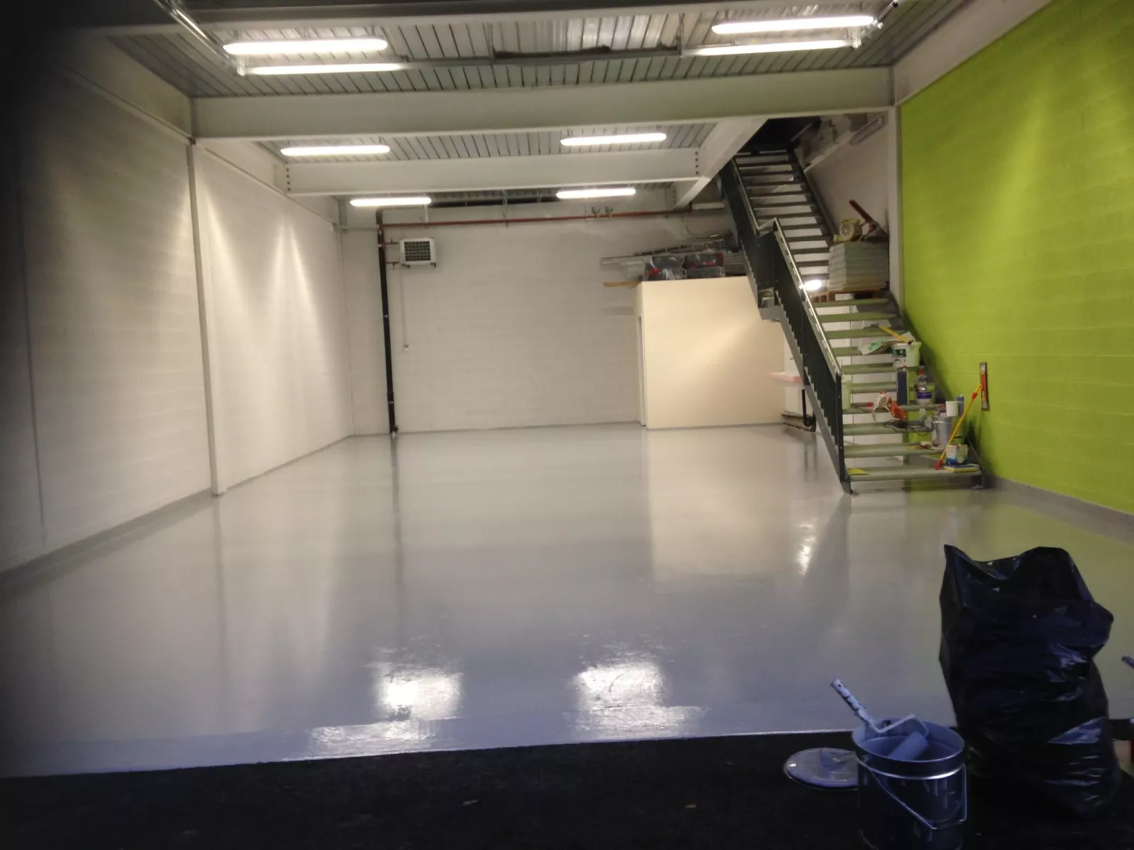 Halle de l'atelier G. Pucci SA terminée, sol en résine et mur vert anis
