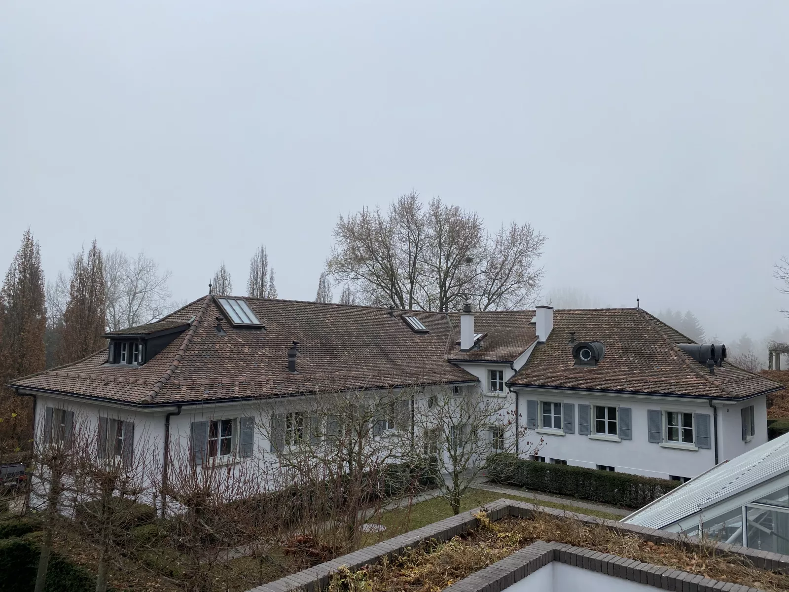 Maison de maître et son parc dans la brume matinale