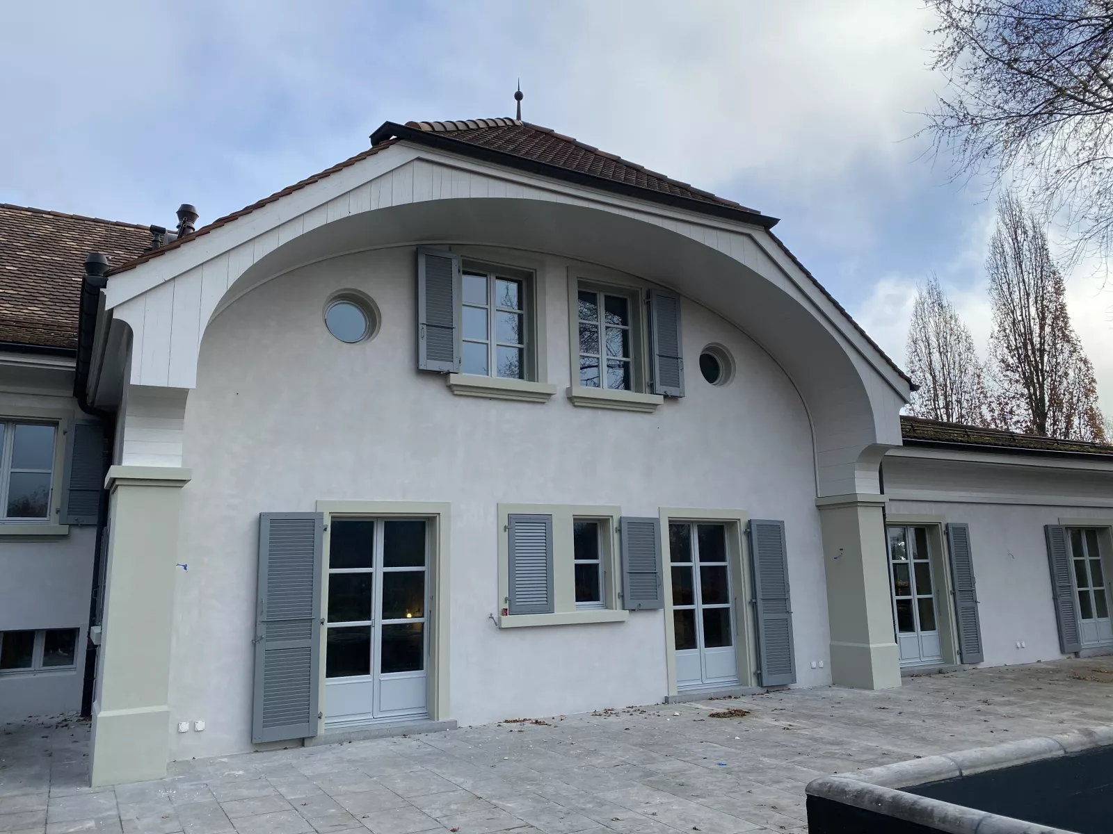 Façade arrière cintrée de la maison de maître et sa terrasse