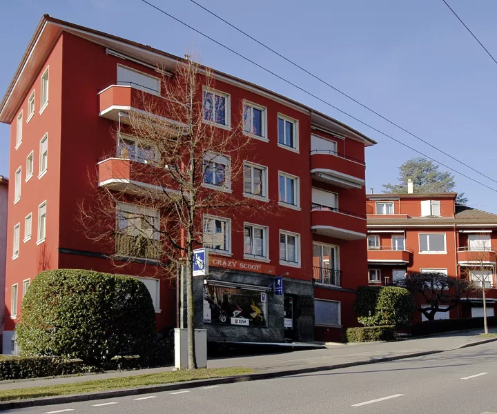 Immeuble de l'avenue Marc-Dufour à Lausanne, façade rouge vue depuis la rue